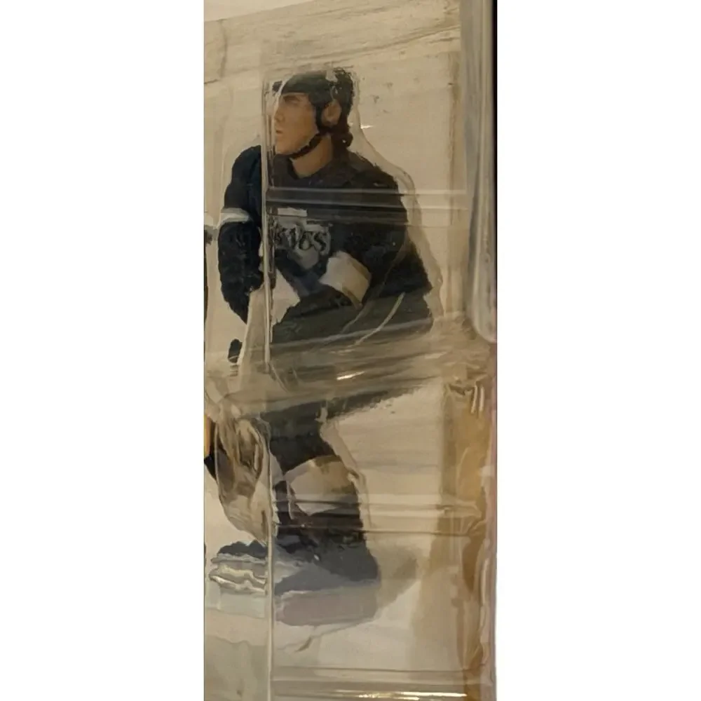1994 STARTING LINEUP LUC ROBITAILLE - KINGS -NOS NIP NEW FREE SHIPPING
